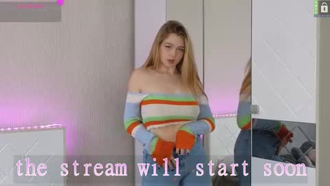 Snapshot of small_blondee chatting on February 20, 11:21 pm Emily online show from February 20, 11:21 pm