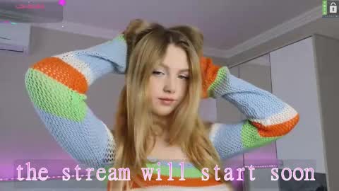Snapshot of small_blondee chatting on February 23, 8:50 pm Emily online show from February 23, 8:50 pm