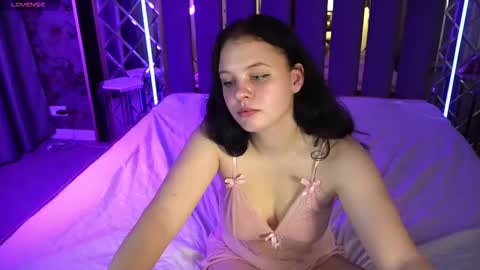 snowwhite_bella online show from December 3, 7:11 am