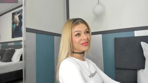 Snapshot of sofiaa_morris chatting on October 20, 8:01 pm Sofia online show from October 20, 8:01 pm