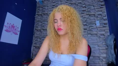 Snapshot of sofiacastillo01 chatting on February 18, 1:00 pm sofiacastillo01 online show from February 18, 1:00 pm
