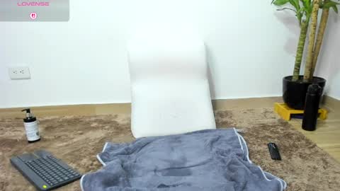 sophiebaker__ online show from March 29, 8:46 am