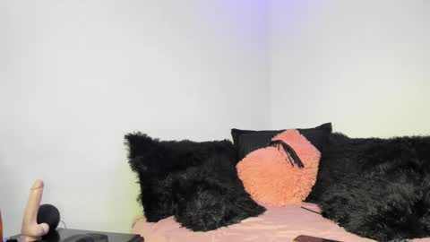 Snapshot of split_girl chatting on March 1, 7:08 am EMMA online show from March 1, 7:08 am