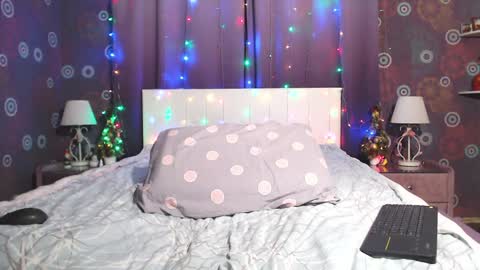 Snapshot of squirtyjess chatting on December 17, 3:17 am just Jess online show from December 17, 3:17 am