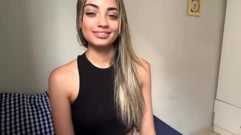 Mia online show from April 18, 8:20 pm