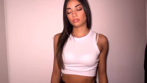 Mia online show from April 1, 1:41 pm