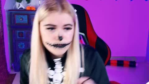 stef_nicks online show from October 30, 9:55 am