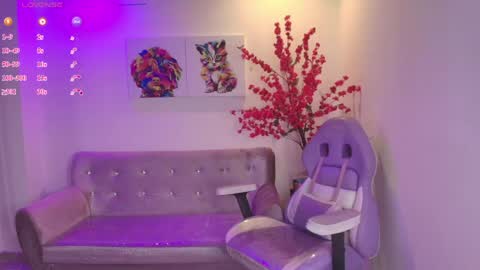 summer_miller online show from April 17, 11:34 am