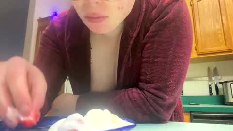 Sunny Clementine online show from November 30, 12:15 am