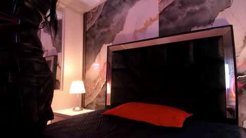 susanvilla online show from February 6, 8:45 pm