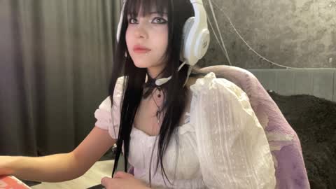 EmilySuonn online show from March 31, 8:31 pm