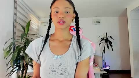 sweet_brunette88 online show from December 13, 8:15 pm