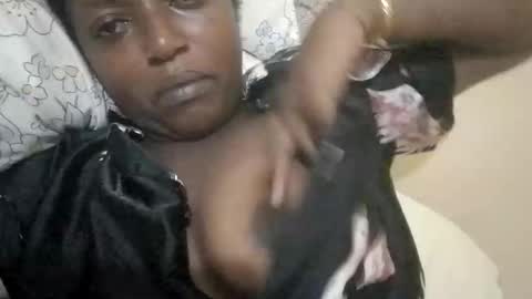 sweet_ebony001 online show from April 23, 1:35 am