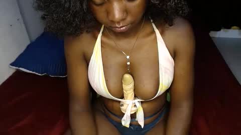 ellanah Tracie online show from March 26, 12:35 am