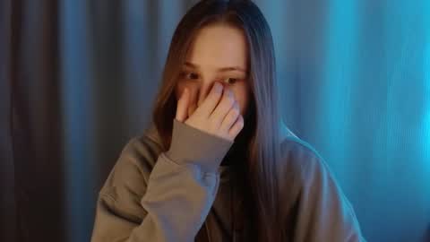 Annie online show from March 1, 9:47 pm