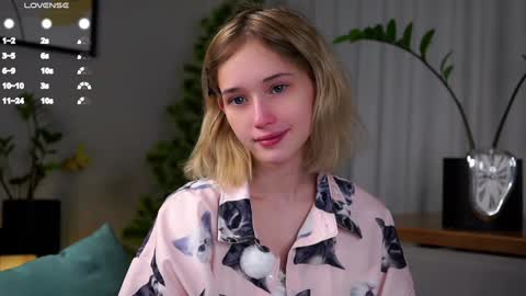 Mia online show from January 25, 1:43 am