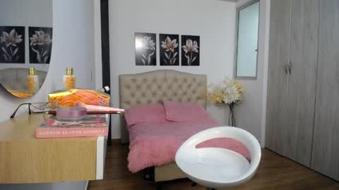 Hi im sara online show from April 22, 1:08 pm