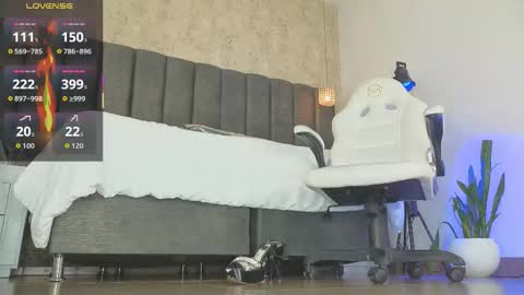 Tania Dias online show from November 8, 9:09 pm