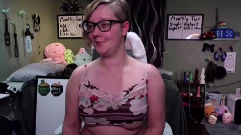 Snapshot of ten_tickle_pixie chatting on March 5, 7:50 pm Pixie Pix or Pickle online show from March 5, 7:50 pm
