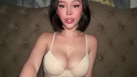 Elle  dont forget to folloW me and thumbs up online show from April 12, 1:58 pm