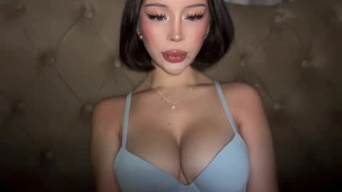 Elle  dont forget to folloW me and thumbs up online show from March 1, 9:20 am