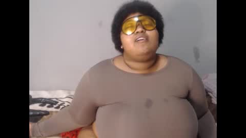 thickassmamie26 online show from June 1, 6:20 pm