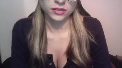 Snapshot of tifanny_a chatting on March 4, 11:22 pm Tifanny online show from March 4, 11:22 pm