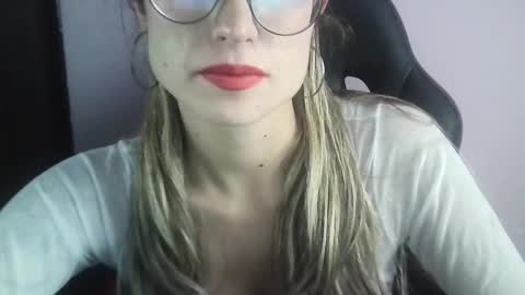 Snapshot of tifanny_a chatting on March 9, 3:27 pm Tifanny online show from March 9, 3:27 pm