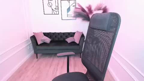 tiffanyyoun online show from November 9, 4:30 am