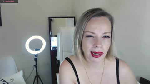 Snapshot of tilly_eliot chatting on February 3, 4:31 pm Tilly online show from February 3, 4:31 pm