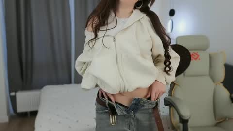 Mia online show from March 28, 1:54 pm