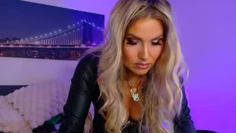 tinkerbell822 online show from October 28, 9:15 am