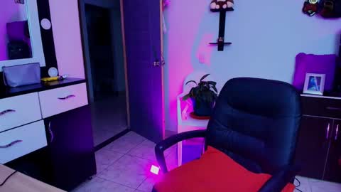 Snapshot of tinnadawson chatting on January 8, 2:03 am I AM BELLA ----------- follow my IG TINNS 69 online show from January 8, 2:03 am