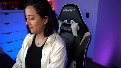 Snapshot of tiny_panther chatting on December 2, 11:05 pm Ana Molly online show from December 2, 11:05 pm