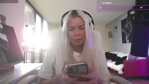 stage Kylie Sinner  brand CLITBAIT online show from June 2, 10:33 pm