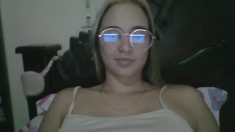 triana_bell online show from November 18, 7:59 pm