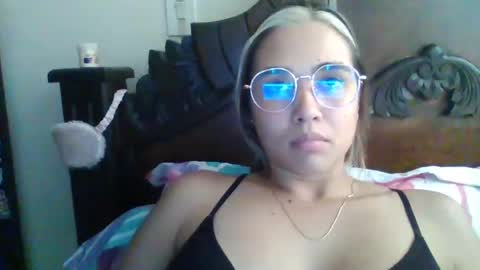 triana_bell online show from February 3, 8:03 pm