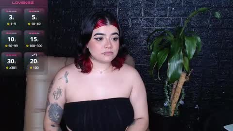 trixxiee_ online show from December 17, 12:45 am