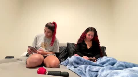 Snapshot of tus_reinas chatting on December 11, 8:04 am Tus reinas online show from December 11, 8:04 am