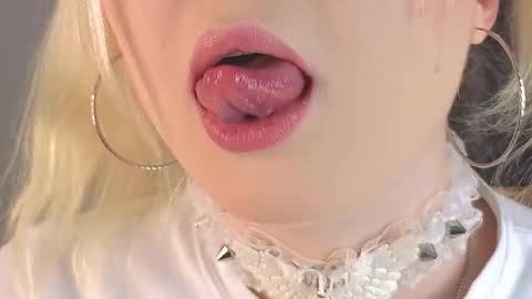 twinklefluff online show from October 29, 4:31 pm