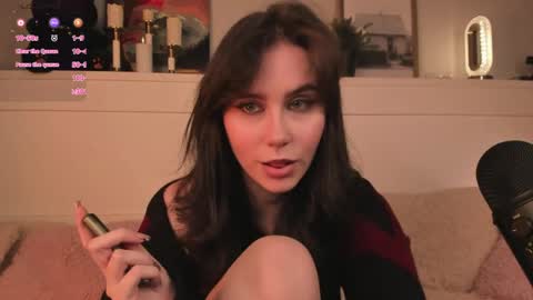 Una  online show from May 15, 11:24 am