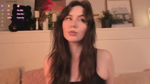 Una  online show from May 16, 10:36 am