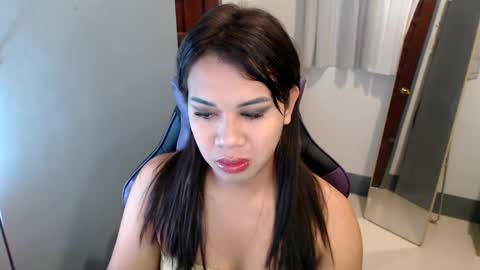 Snapshot of ur_cutiesthotasianxx chatting on December 28, 1:39 am Vee online show from December 28, 1:39 am