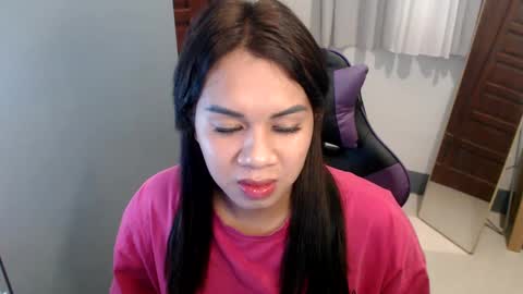 Snapshot of ur_cutiesthotasianxx chatting on December 21, 12:27 pm Vee online show from December 21, 12:27 pm