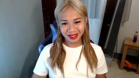 Snapshot of ur_cutiesthotasianxx chatting on January 20, 4:21 am Vee online show from January 20, 4:21 am