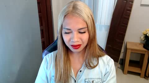 Snapshot of ur_cutiesthotasianxx chatting on January 22, 2:56 pm Vee online show from January 22, 2:56 pm