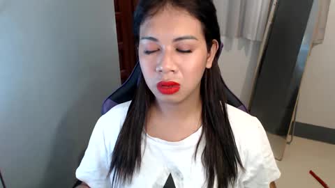 Snapshot of ur_cutiesthotasianxx chatting on January 1, 5:54 am Vee online show from January 1, 5:54 am
