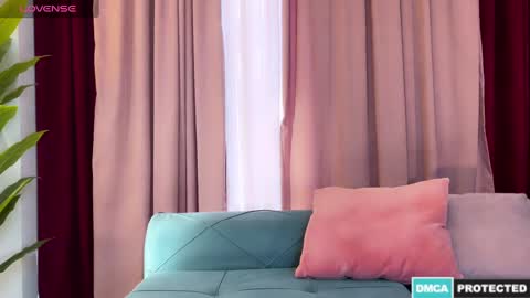 Snapshot of urgoddessjenny chatting on December 11, 5:32 am Jenny online show from December 11, 5:32 am