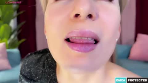Snapshot of urgoddessjenny chatting on December 2, 6:52 pm Jenny online show from December 2, 6:52 pm