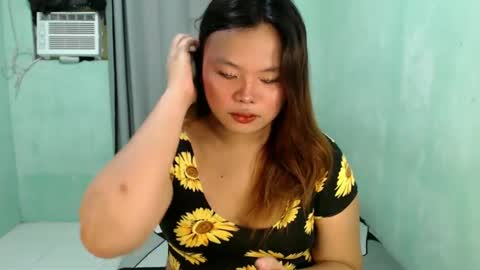 Snapshot of urwifematerial69_ chatting on December 6, 7:11 pm Bella Miles Olivia online show from December 6, 7:11 pm